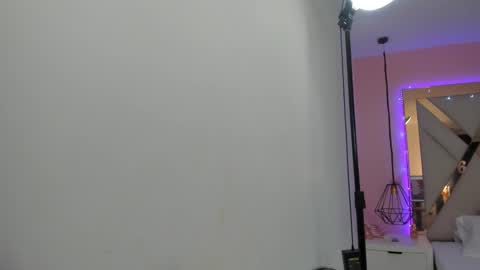 Snapshot of lauraklark chatting on February 28, 6:20 pm laura online show from February 28, 6:20 pm