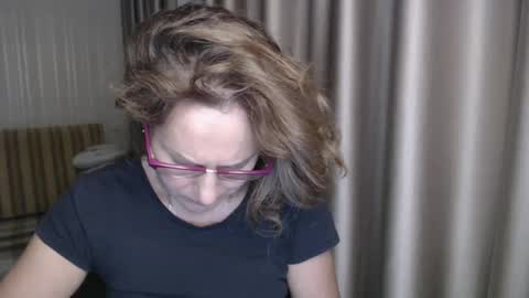 Lauraoven1 online show from December 30, 7:11 pm