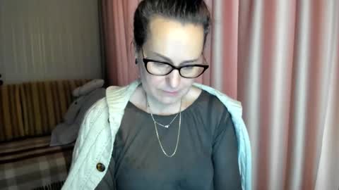 Lauraoven1 online show from February 13, 7:37 am
