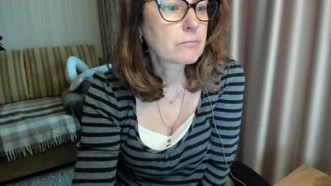 Snapshot of lauraoven1 chatting on June 3, 5:18 pm Lauraoven1 online show from June 3, 5:18 pm