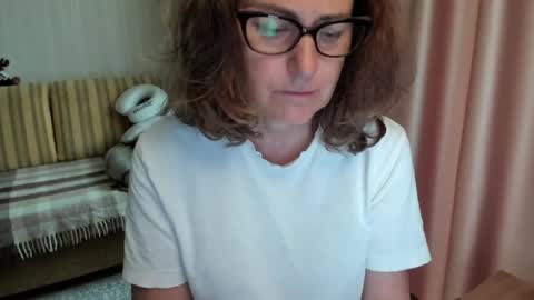 Snapshot of lauraoven1 chatting on June 9, 8:15 am Lauraoven1 online show from June 9, 8:15 am