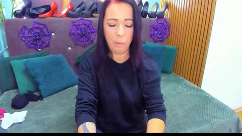 Laura online show from October 27, 4:49 am