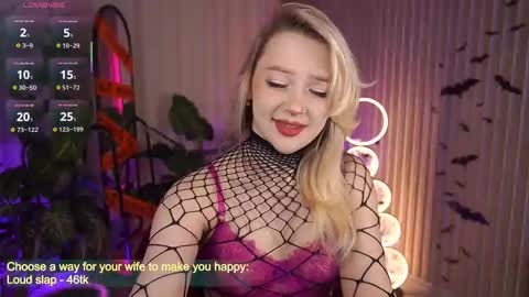 Snapshot of laurawifeness chatting on October 27, 6:28 am Laura online show from October 27, 6:28 am