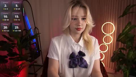 Snapshot of laurawifeness chatting on November 11, 6:24 am Laura online show from November 11, 6:24 am