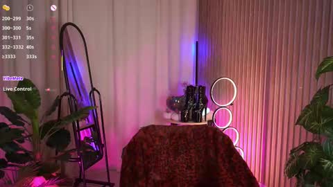 Snapshot of laurawifeness chatting on November 25, 5:40 am Laura online show from November 25, 5:40 am