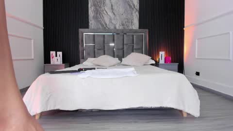 Lauren Weels online show from April 8, 7:58 pm