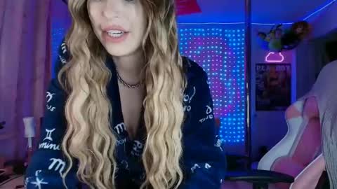 Snapshot of laurenlotus chatting on June 5, 2:29 am Lauren Lotus online show from June 5, 2:29 am