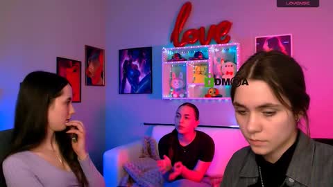 Laure online show from March 25, 3:07 pm