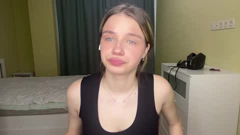 Snapshot of laurineleconey chatting on February 24, 12:36 pm Bella online show from February 24, 12:36 pm