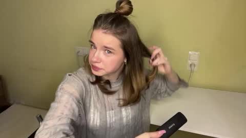 Snapshot of laurineleconey chatting on February 27, 5:18 am Bella online show from February 27, 5:18 am