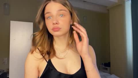 Snapshot of laurineleconey chatting on March 1, 7:10 am Bella online show from March 1, 7:10 am