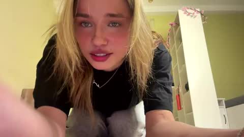Snapshot of laurineleconey chatting on April 29, 9:35 am Bella online show from April 29, 9:35 am