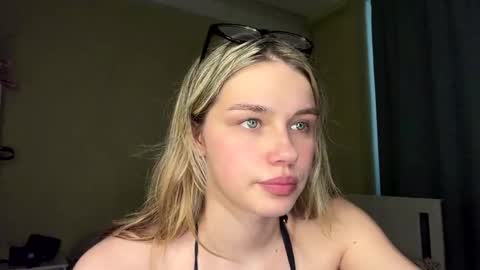 Snapshot of laurineleconey chatting on May 19, 12:11 pm Bella online show from May 19, 12:11 pm