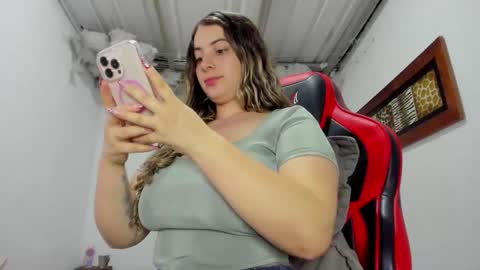 Snapshot of lauu_g chatting on December 22, 4:31 am Lauu G online show from December 22, 4:31 am