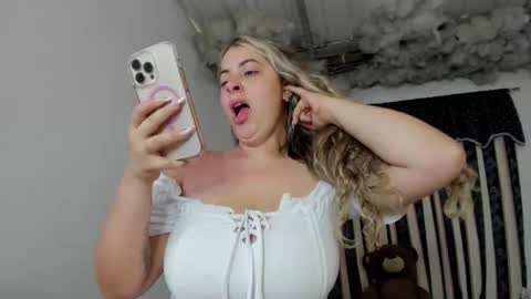 Snapshot of lauu_g chatting on February 4, 12:33 pm Lauu G online show from February 4, 12:33 pm