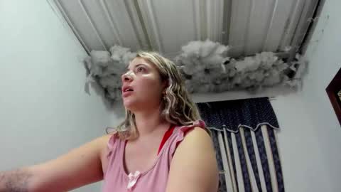 Snapshot of lauu_g chatting on February 12, 10:21 am Lauu G online show from February 12, 10:21 am