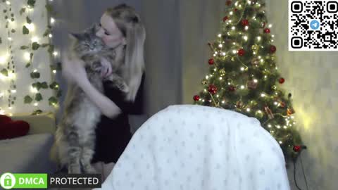 Mia online show from December 14, 9:18 am