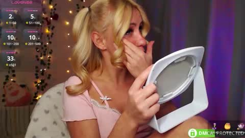 Mia online show from November 2, 7:05 pm