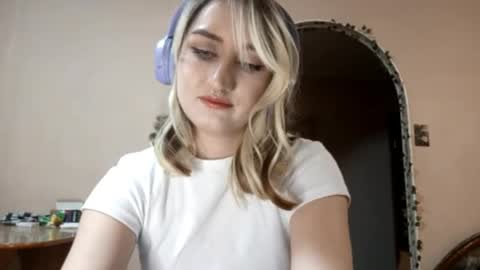 Snapshot of lawanalezama chatting on November 3, 10:27 am Ann online show from November 3, 10:27 am