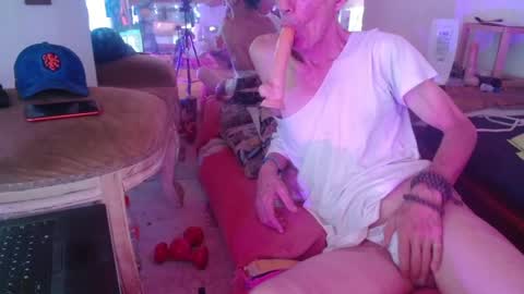 Snapshot of laye19 chatting on January 21, 6:02 pm Laye19 online show from January 21, 6:02 pm