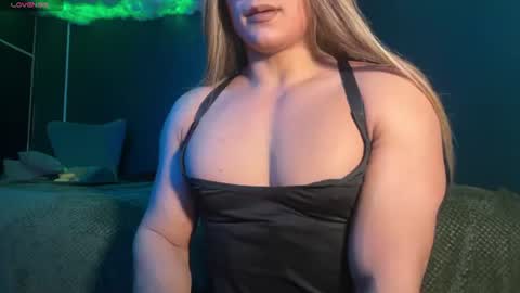 Layla   help me with your thumbs up its important  online show from June 26, 2:49 am