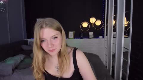 Snapshot of layla_glam chatting on September 29, 1:38 pm layla_glam online show from September 29, 1:38 pm