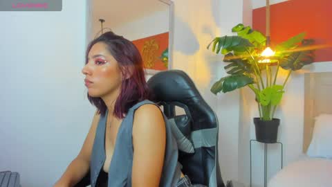 Snapshot of laylax_ chatting on April 16, 12:06 pm L A Y L A online show from April 16, 12:06 pm