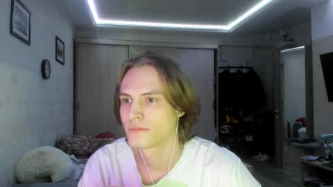 Snapshot of lazaret1k chatting on April 9, 10:59 pm Vladi online show from April 9, 10:59 pm