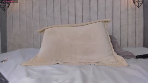 Snapshot of lea_gray chatting on February 6, 7:29 pm online show from February 6, 7:29 pm