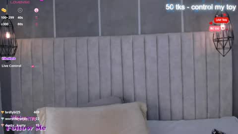 Snapshot of lea_gray chatting on February 7, 11:24 pm online show from February 7, 11:24 pm