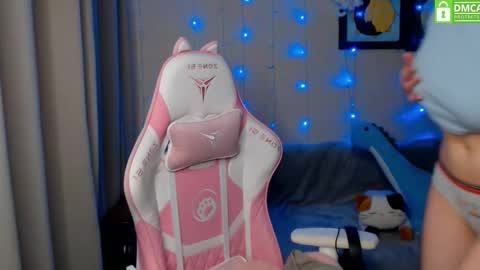 Snapshot of leah__gotty chatting on December 17, 2:33 pm Leah  Gotty online show from December 17, 2:33 pm