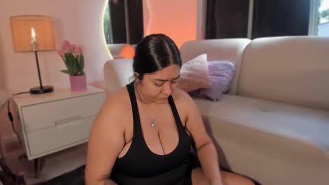 Leah online show from November 3, 1:45 pm