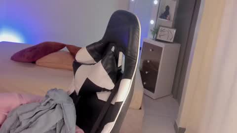 Snapshot of leahaltomm chatting on February 18, 9:42 pm leahaltomm online show from February 18, 9:42 pm