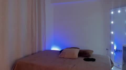 Snapshot of leahaltomm chatting on February 26, 12:16 am leahaltomm online show from February 26, 12:16 am