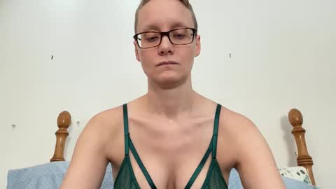 Snapshot of leahwilde chatting on February 28, 2:42 pm Lee online show from February 28, 2:42 pm