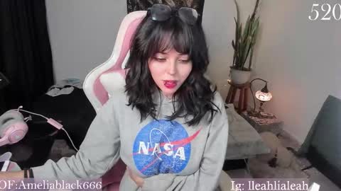 Snapshot of leamelie chatting on January 12, 7:13 am Amelia Black OF AMELIABLACK666 I lost all my thumbs up help me to get 80 online show from January 12, 7:13 am