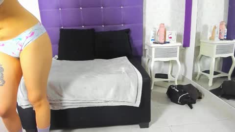 leamoreau__ online show from November 5, 11:10 am