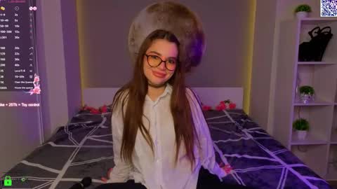 Snapshot of leandraconcatelli chatting on March 1, 7:05 pm Sophie online show from March 1, 7:05 pm