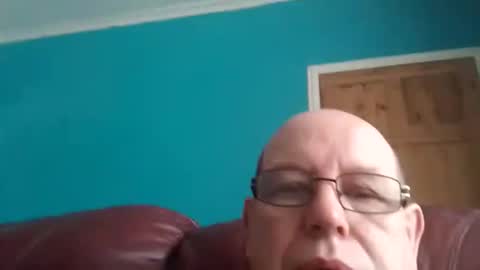 Snapshot of leatherpants68 chatting on October 17, 10:40 am leatherpants68 online show from October 17, 10:40 am