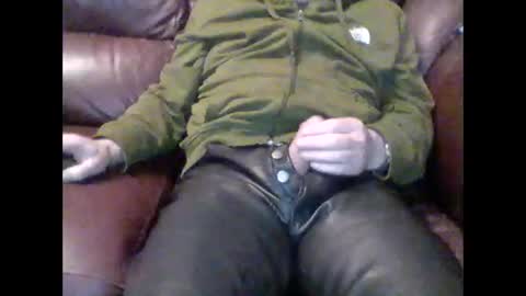 Snapshot of leatherpants68 chatting on November 6, 8:43 pm leatherpants68 online show from November 6, 8:43 pm