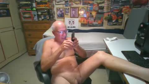 Snapshot of leezamm1132 chatting on April 22, 2:25 am leezamm1132 online show from April 22, 2:25 am