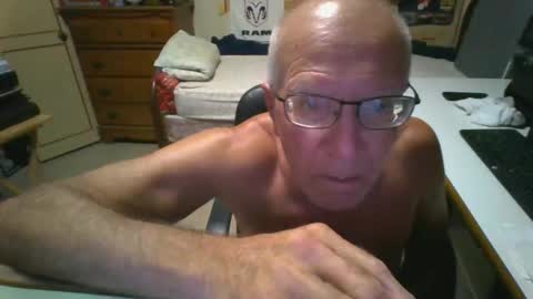 Snapshot of leezamm1132 chatting on May 2, 3:33 am leezamm1132 online show from May 2, 3:33 am
