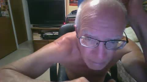 Snapshot of leezamm1132 chatting on June 6, 1:11 am leezamm1132 online show from June 6, 1:11 am