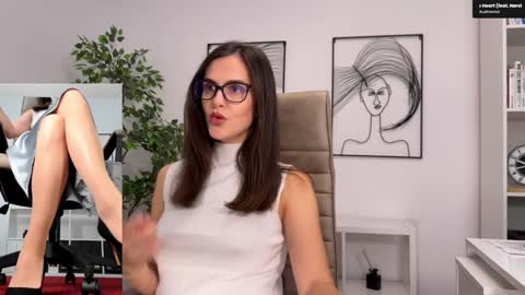 Elle  online show from November 17, 10:54 am