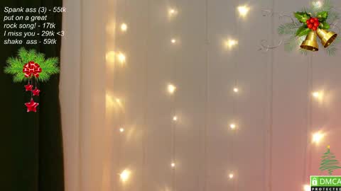 Snapshot of leia_bell chatting on December 15, 4:48 pm hey Im Leia and I love rock  online show from December 15, 4:48 pm