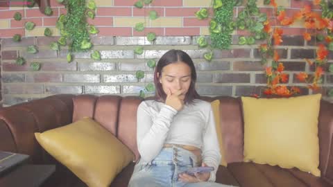 Snapshot of leigh_angels chatting on December 15, 7:42 pm LEIGH ANGELS online show from December 15, 7:42 pm