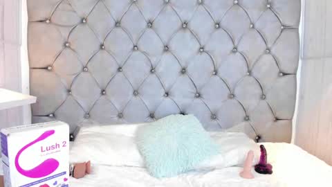 Snapshot of leigh_angels chatting on December 31, 6:35 pm LEIGH ANGELS online show from December 31, 6:35 pm