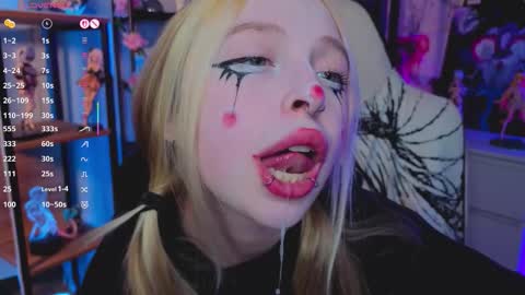 Leila online show from November 28, 5:15 pm