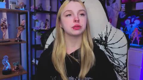 Leila online show from December 5, 4:14 pm