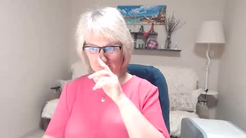 Snapshot of leilamays chatting on April 19, 5:18 am Leila Kinky online show from April 19, 5:18 am